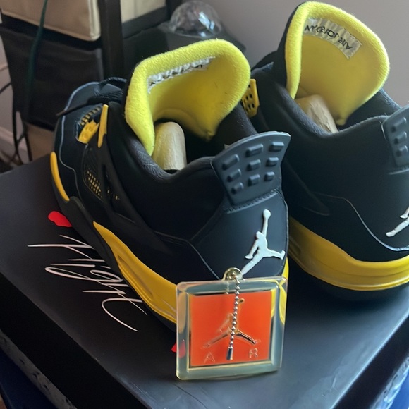 Thunder retro 4’s - Picture 4 of 5